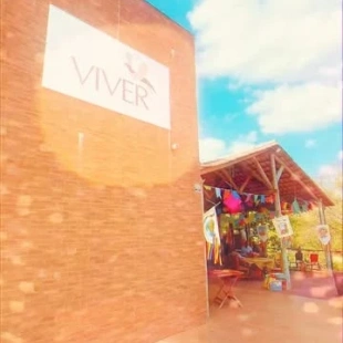 #TBT: RELEMBRE COMO FOI O 1º ARRAIÁ DO SERTÃO NO VIVER RESIDENCIAL SÊNIOR   No último sábado, 27, aconteceu o 1º Arraiá do Sertão, no Viver Residencial Sênior (@viverresidencialsenior). Uma tarde marcada pela alegria, carinho e encontro entre os residentes, seus familiares e todos que fazem parte da história do espaço. O PORTAL TOMAZZI esteve presente.   A enfermeira Dalva Barbosa, à frente do residencial , usou o microfone para agradecer a cada um que colaborou para que o Sênior tornasse realidade. Leia.  “Meu coração se enche de orgulho e gratidão por tudo o que construímos juntos. Cada detalhe foi preparado com muito amor e ver a felicidade estampada em cada sorriso é o nosso maior presente. Que venham muitos outros momentos como esse” espera Dalva. Assista o vídeo e confira os melhores momentos.  Portal Tomazzi. Sempre Conectado!