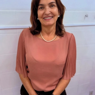 O BRILHO DISCRETO DE UMA CARREIRA SÓLIDA: PATRÍCIA PIMENTA INSPIRA CONFIANÇA