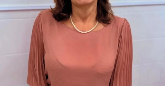 O BRILHO DISCRETO DE UMA CARREIRA SÓLIDA: PATRÍCIA PIMENTA INSPIRA CONFIANÇA