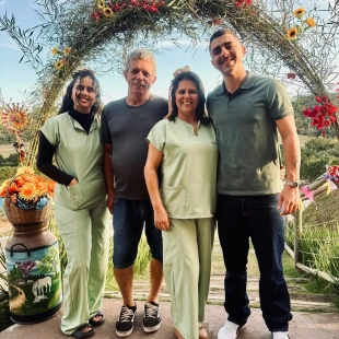 MAIS DO QUE UMA FESTA JUNINA, UMA CELEBRAÇÃO A VIDA. VEJA COMO FOI O 1º ARRAIÁ NO VIVER RESIDENCIAL SÊNIOR   O PORTAL TOMAZZI foi conferir de perto o 1º Arraiá do Sertão, realizado ontem, sábado, (27), no Residencial Viver Senior, (@viverresidencialsenior) reunindo residentes, familiares, amigos e colaboradores em uma tarde marcada por alegria, acolhimento e muita emoção.  Dalva Barbosa, à frente do elogiado residencial, proporcionou momentos de convivência, fortalecendo laços e criando novas memórias afetivas. Entre às bandeirinhas coloridas, o cheiro das comidas típicas e o clima acolhedor das festas juninas, algo muito maior chamou ainda mais atenção: o amor presente em cada detalhe. Ali, o cuidado humanizado e o carinho fazem parte da rotina de cada idoso que é tratado com respeito e dignidade.  O 1º Arraiá do Sertão mostrou que o Residencial Senor Viver é muito mais que um lar e que a vida continua sendo celebrada todos os dias. O PORTAL TOMAZZI tem os registros.   Portal Tomazzi. Sempre Conectado!