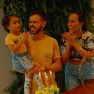 CELEBRE. 🥂✨  Se a gente não parar para celebrar, a vida vira uma listinha de tarefas.  Novo ciclo, pessoas especiais e boas energias!  No coração, só GRATIDÃO! 🙏🏻🤍  🎥 @a.aninhamello  🍽️ @mesapreparada.gastronomia_ 🎂 @rivieracakess