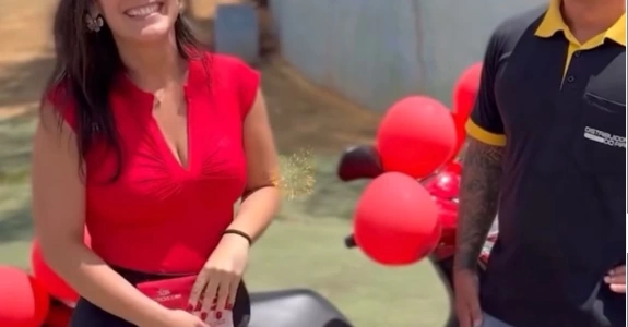 PÉ-QUENTE É ELA: CONHEÇA THAÍS DINIZ, A PARÁ-MINENSE QUE GANHOU UM CARRO EM 2019 E UMA MOTO BIZ EM 2025, EM SORTEIOS