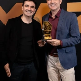 MASTER JOIAS É PREMIADA PELA 2ª VEZ NO MELHORES DO ANO  Na noite de entrega do troféu do Melhores do Ano 2025, realizada em 15 de Maio, a Master Joias (@masterjoiaspm) recebeu pelo segunda ano vez, o seu merecido troféu, na categoria Joalheria e Relojoaria, reafirmando sua excelência, credibilidade em seu segmento.  Os irmãos Thiago e Léo falaram sobre a importância do evento, a valorização das empresas locais e a alegria de fazer parte de mais uma edição memorável promovida pelo PORTAL TOMAZZI.  @henriquesilva.jornalista conduziu a entrevista!  Portal Tomazzi. Sempre Conectado!